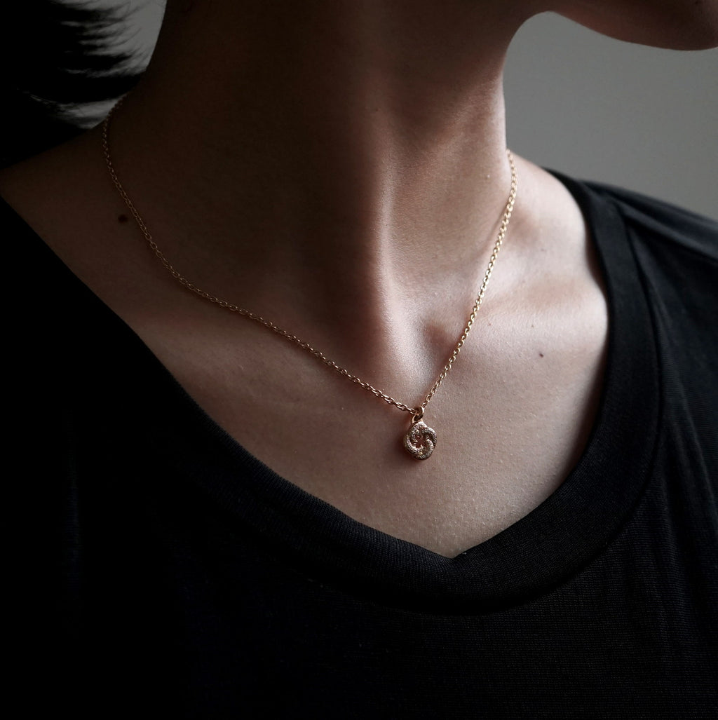 GIFTED / TINY CROSSED IMPLOSION NECKLACE YGD