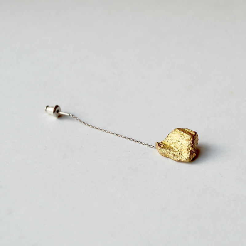 wada maki / 石を惑星に見立てる気持ち ピアス brass <single>