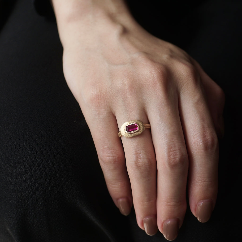 GERMEDEUR / Shield Ring Rubelite