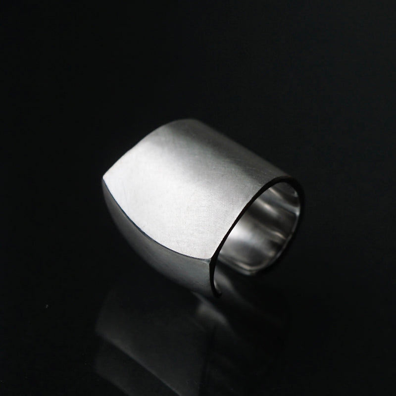 revie objects /〈BREAK〉curve earcuff（BR2-18）