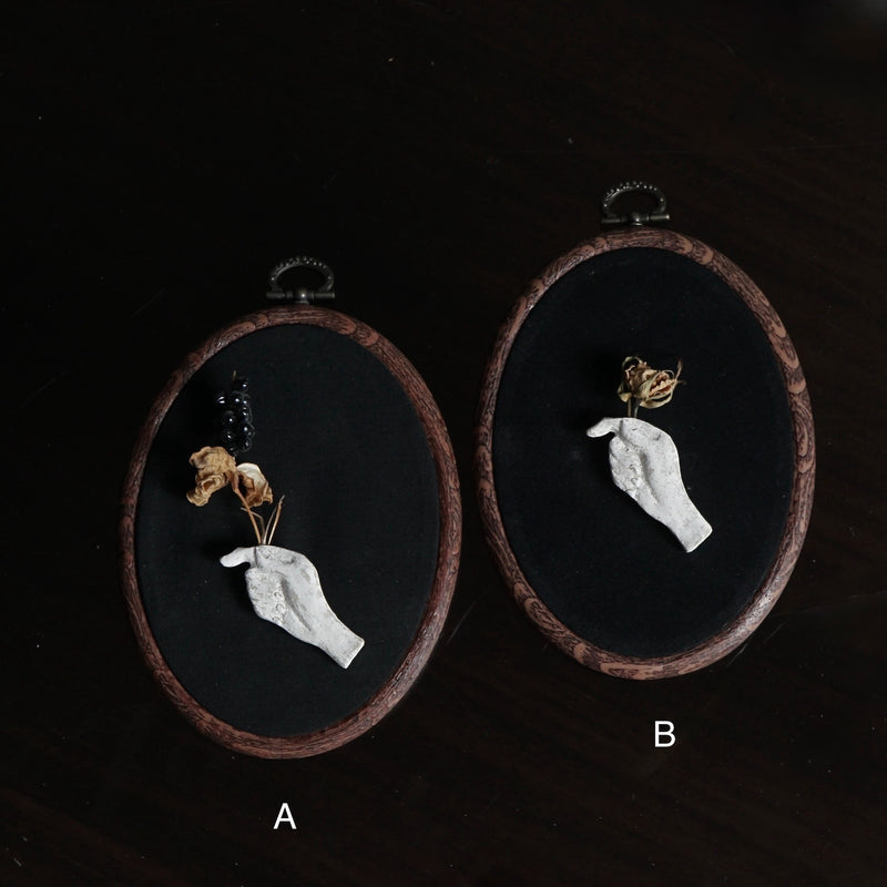 [Limited time] Tomoko Warabino / 30. Brooch of hand holding flowers