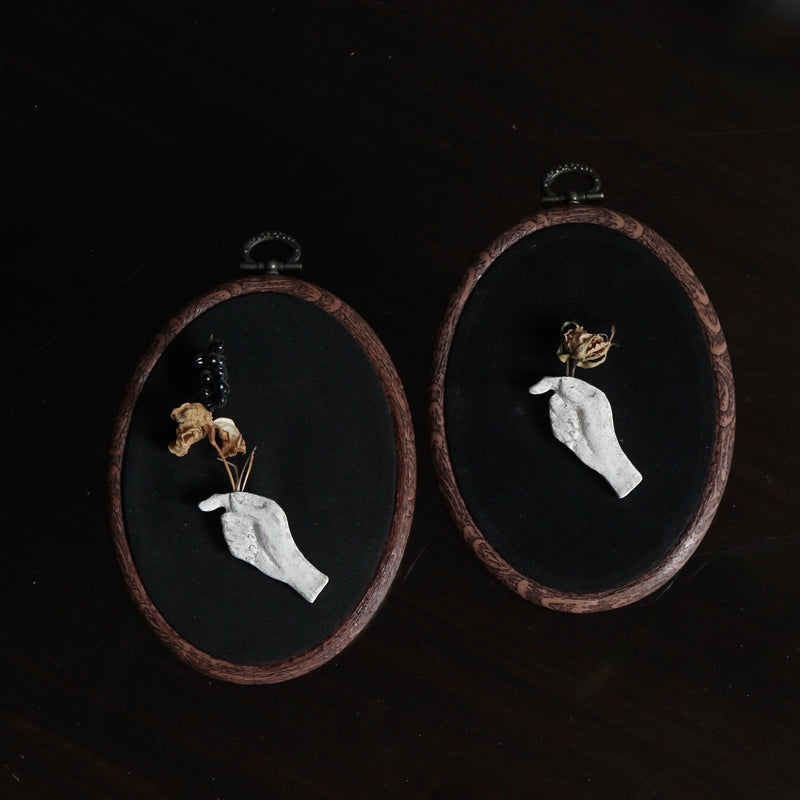 [Limited time] Tomoko Warabino / 30. Brooch of hand holding flowers