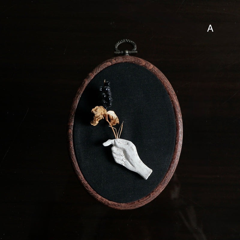 [Limited time] Tomoko Warabino / 30. Brooch of hand holding flowers