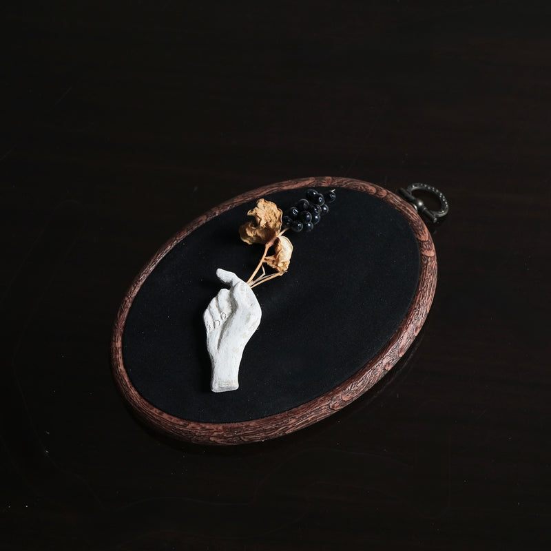 [Limited time] Tomoko Warabino / 30. Brooch of hand holding flowers