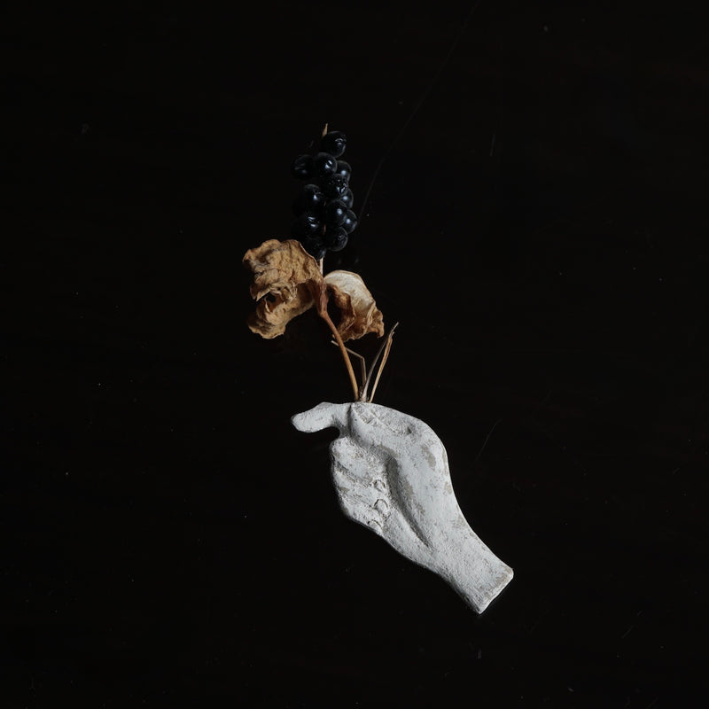 [Limited time] Tomoko Warabino / 30. Brooch of hand holding flowers