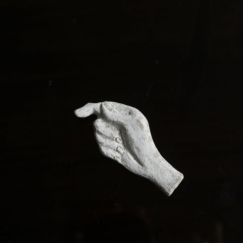 [Limited time] Tomoko Warabino / 30. Brooch of hand holding flowers