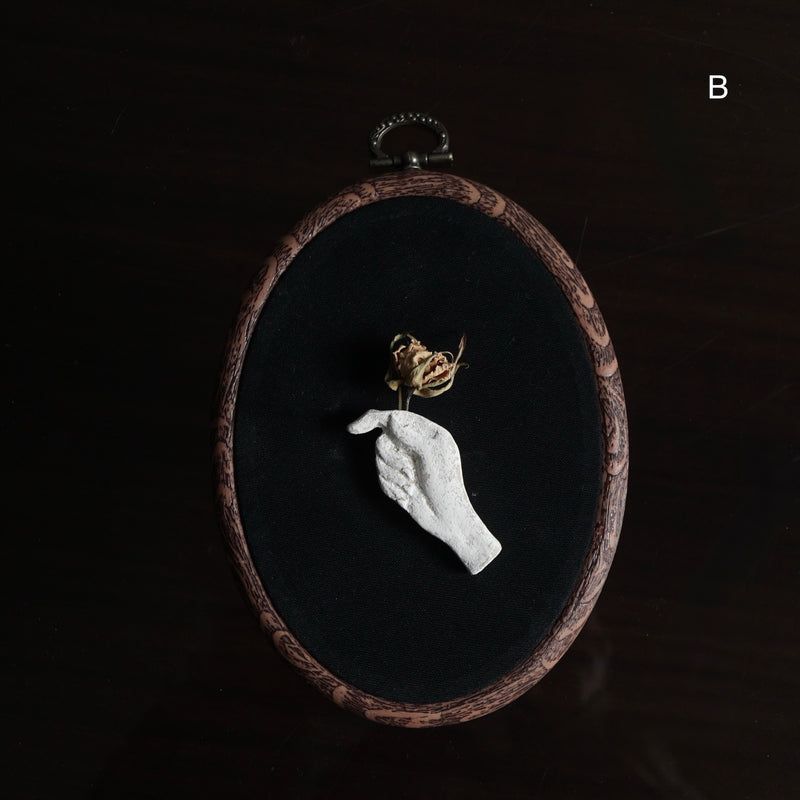 [Limited time] Tomoko Warabino / 30. Brooch of hand holding flowers