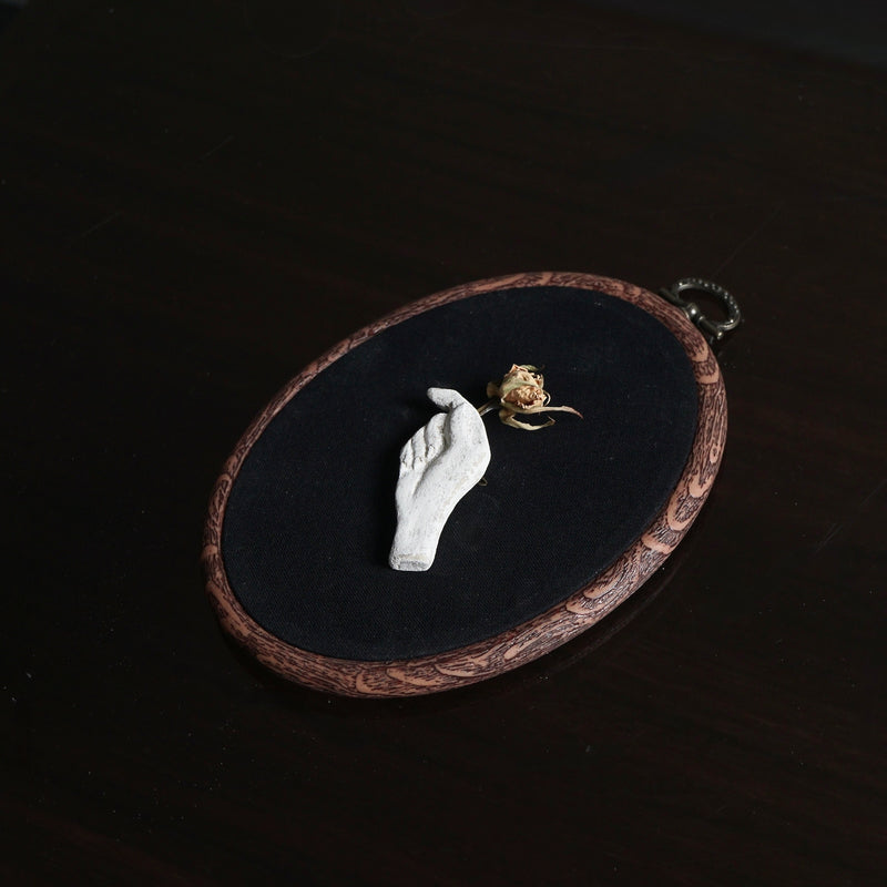 [Limited time] Tomoko Warabino / 30. Brooch of hand holding flowers