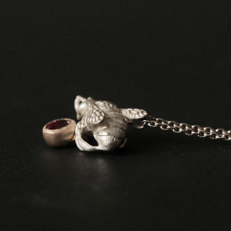 Maison de l'abeille / Abeille necklace rhodolite garnet