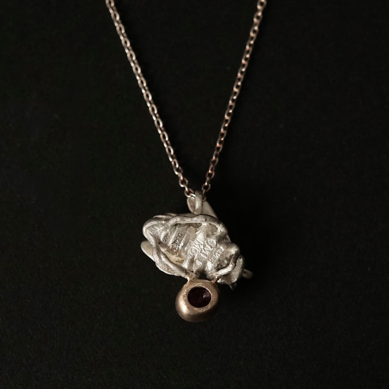 Maison de l'abeille / Abeille necklace rhodolite garnet