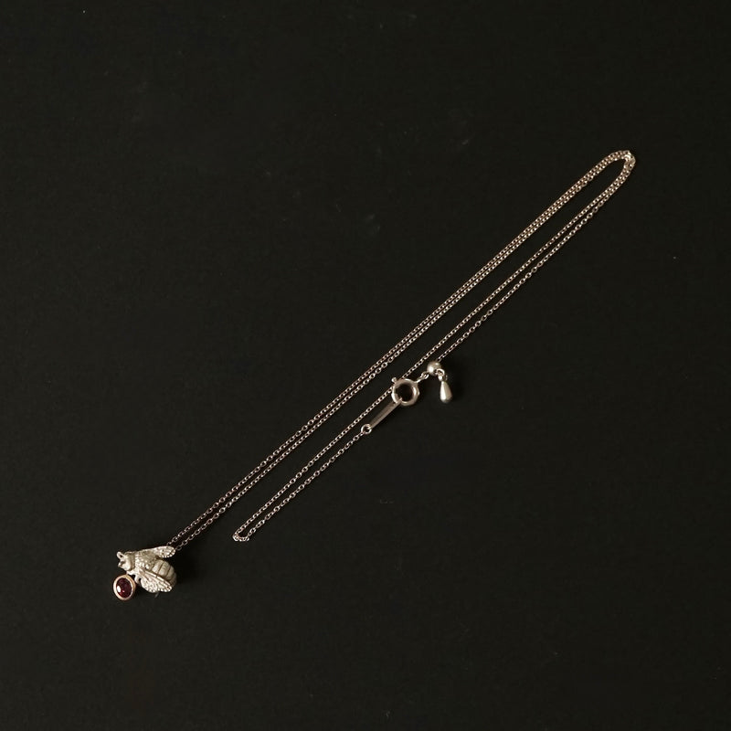 Maison de l'abeille / Abeille necklace rhodolite garnet