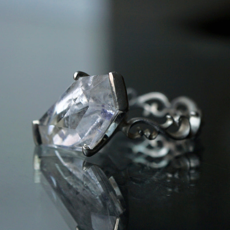 Maison de l'abeille / Full characasa ring Fluorite inquartz #16