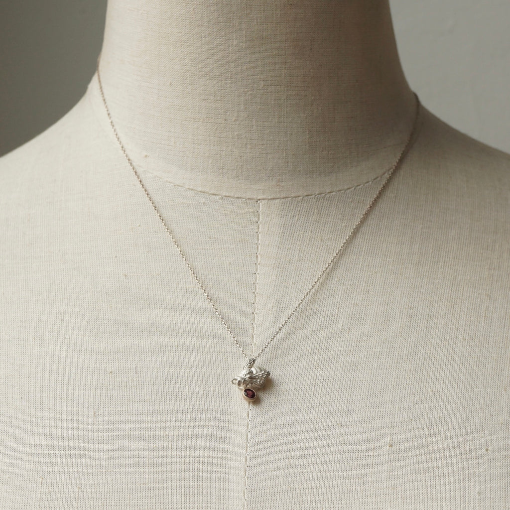 Maison de l'abeille / Abeille necklace rhodolite garnet
