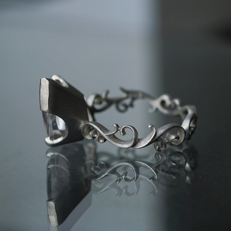 Maison de l'abeille / Full characasa ring Fluorite inquartz #16