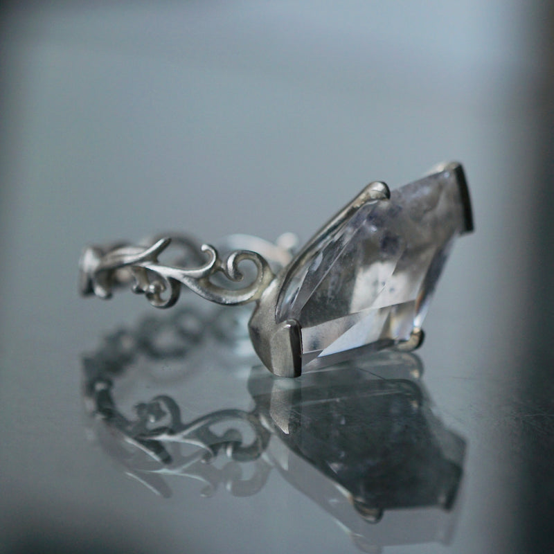 Maison de l'abeille / Full characasa ring Fluorite inquartz #16