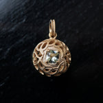 Maison de l'abeille / Leaf Carving Pendant Top Mint Garnet