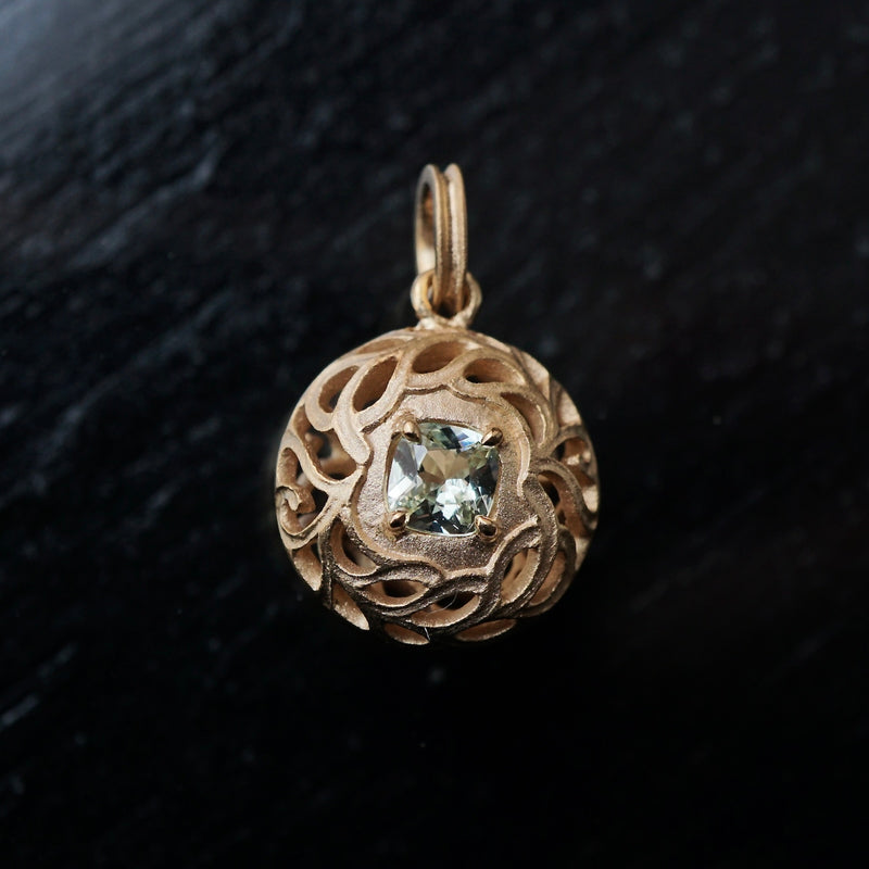 Maison de l'abeille / Leaf Carving Pendant Top Mint Garnet