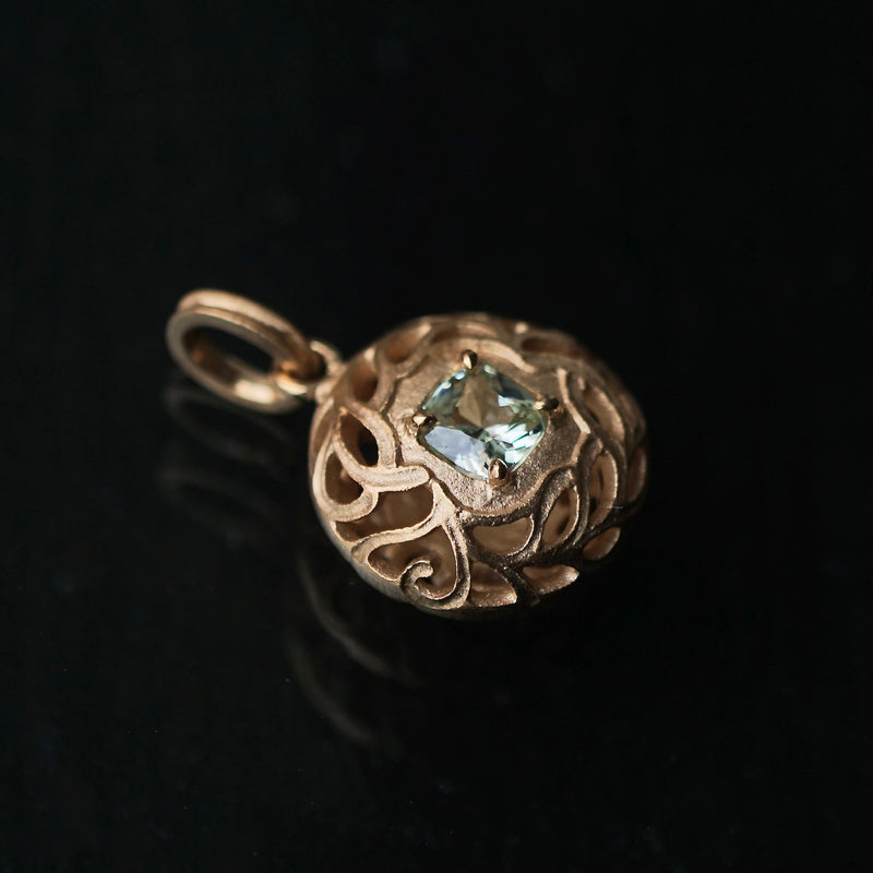 Maison de l'abeille / Leaf Carving Pendant Top Mint Garnet