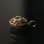 Maison de l'abeille / Leaf Carving Pendant Top Mint Garnet