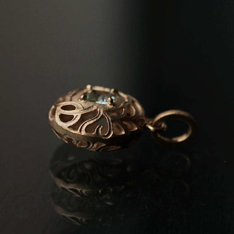 Maison de l'abeille / Leaf Carving Pendant Top Mint Garnet