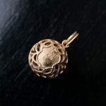 Maison de l'abeille / Leaf Carving Pendant Top Mint Garnet