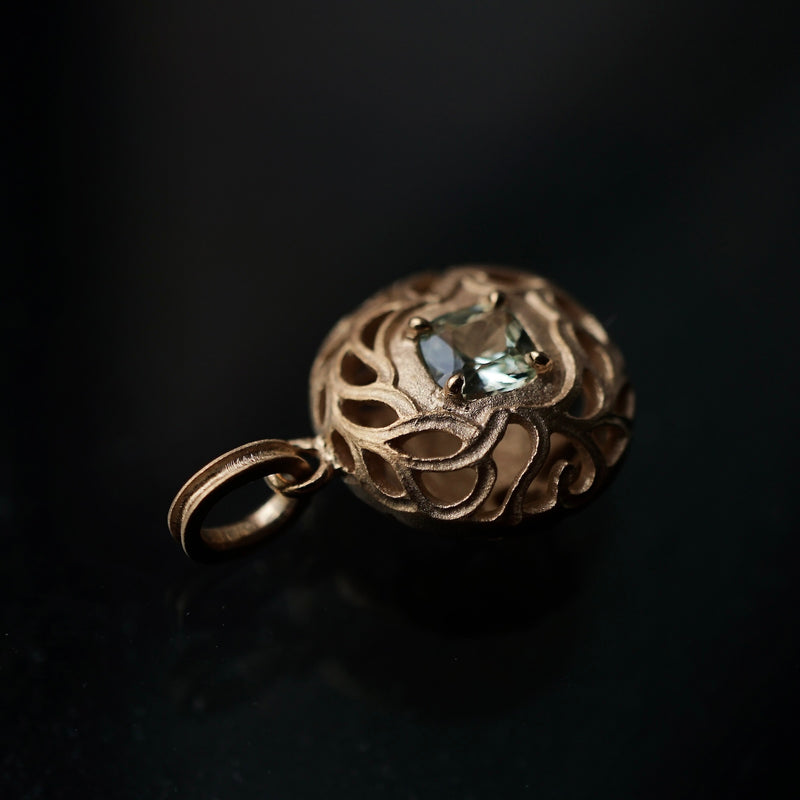 Maison de l'abeille / Leaf Carving Pendant Top Mint Garnet