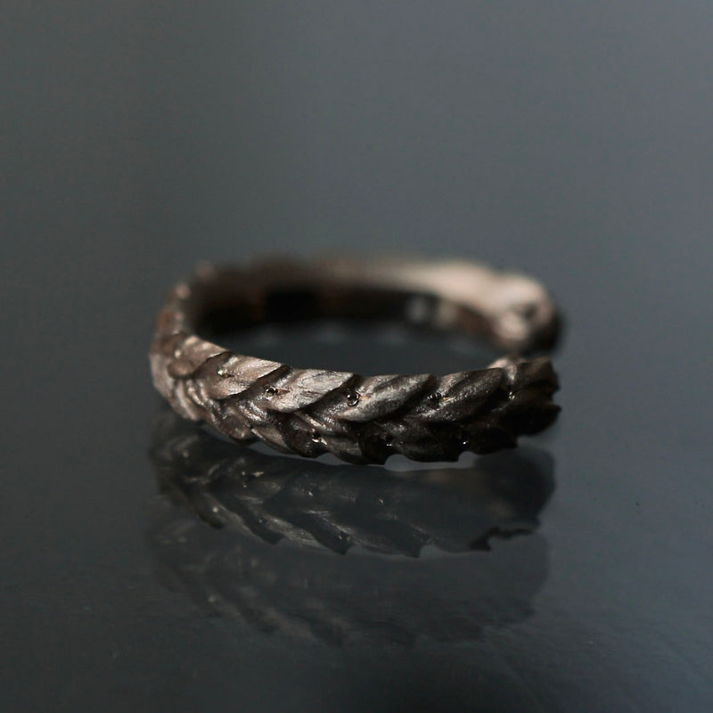 Maison de l'abeille / Laurel Pak Earcuff K10YG