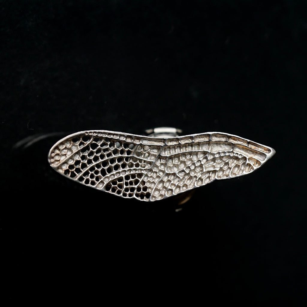 Maison de l'abeille / 蝶蜻蛉 Brooch Left – Fuligo / Fuligoshed