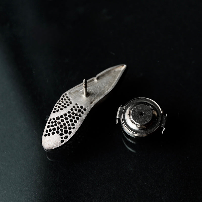 Maison de l'abeille / 蝶蜻蛉 Brooch Left – Fuligo / Fuligoshed