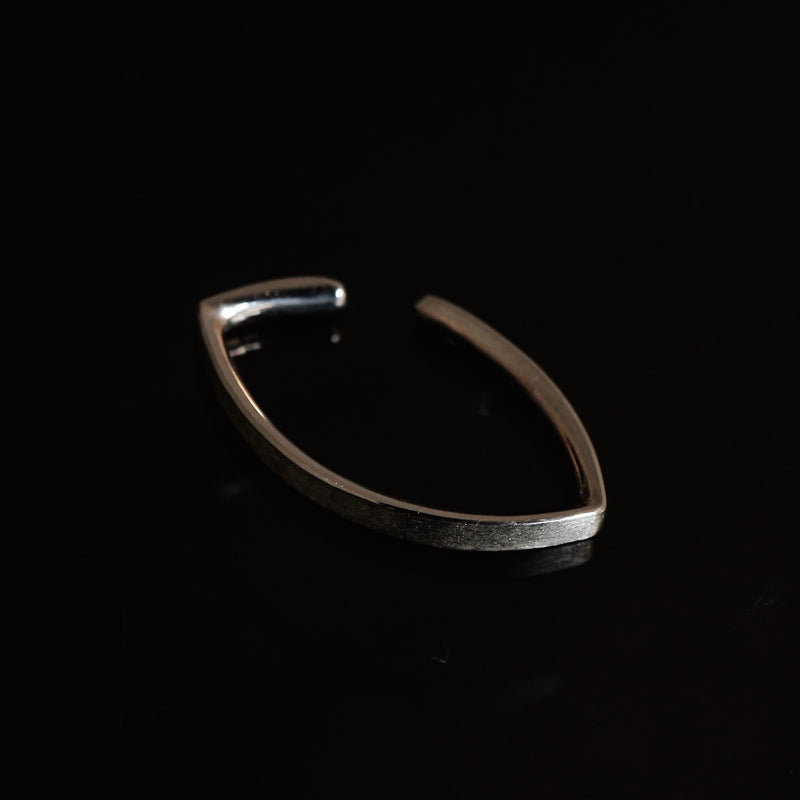 revie objects /〈ANALYZE〉flat Leaf ear cuff S K10（AN2-28）