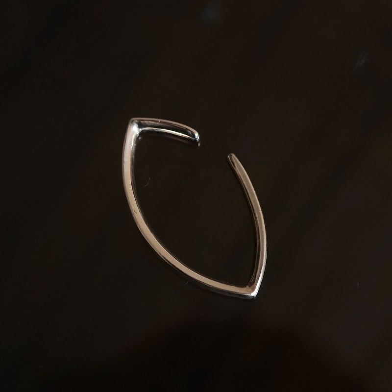 revie objects /〈ANALYZE〉flat Leaf ear cuff S K10（AN2-28）