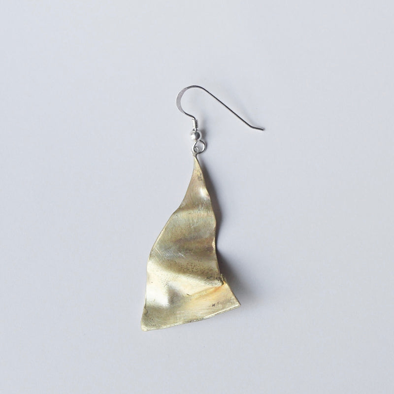 wada maki / 風をおこすピアス brass