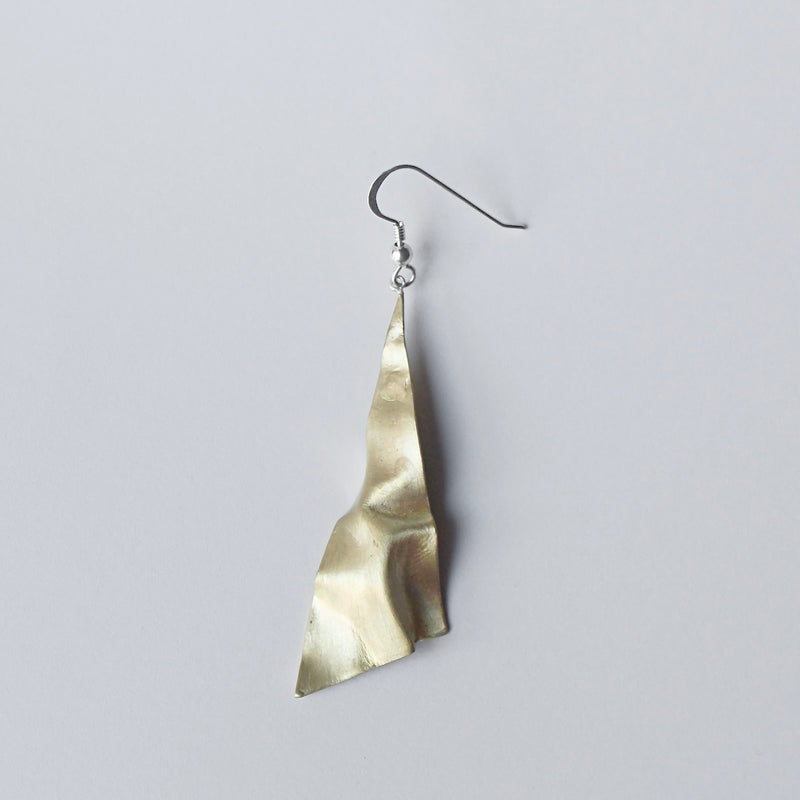 wada maki / 風をおこすピアス brass