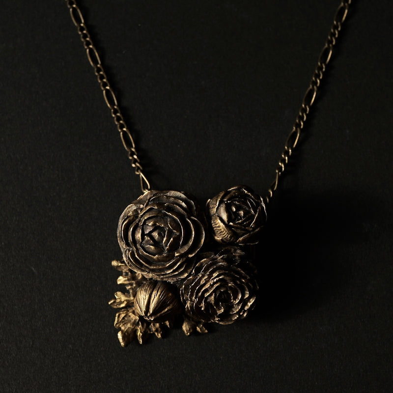 cocoon / ranunculus necklace L