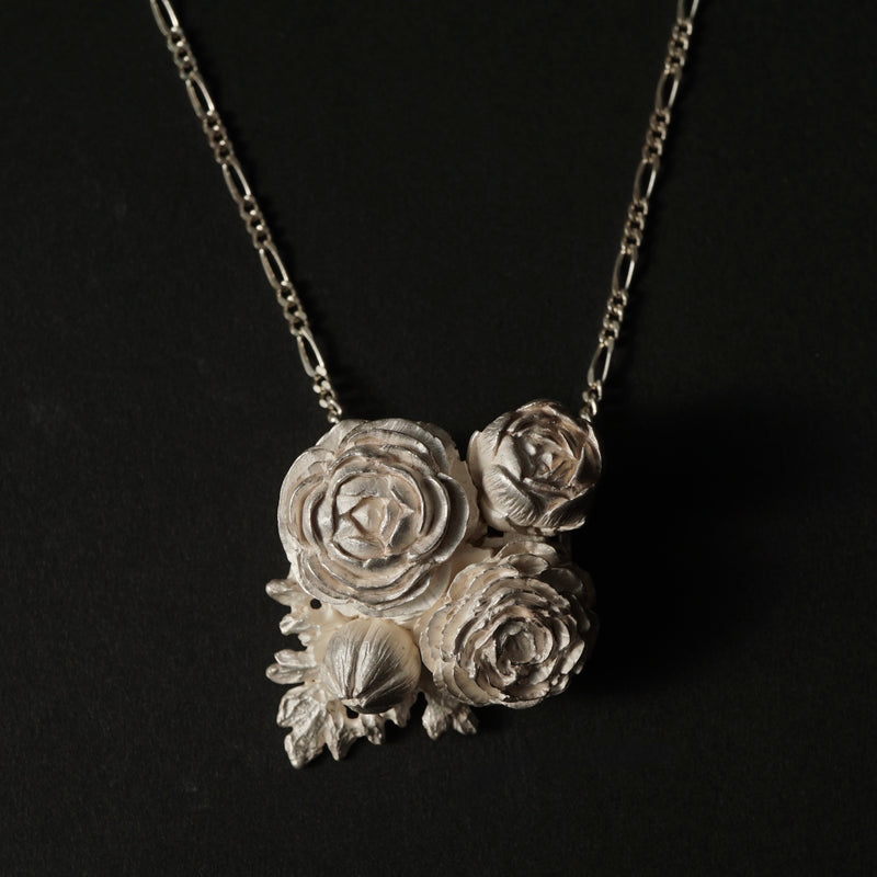 cocoon / ranunculus necklace L