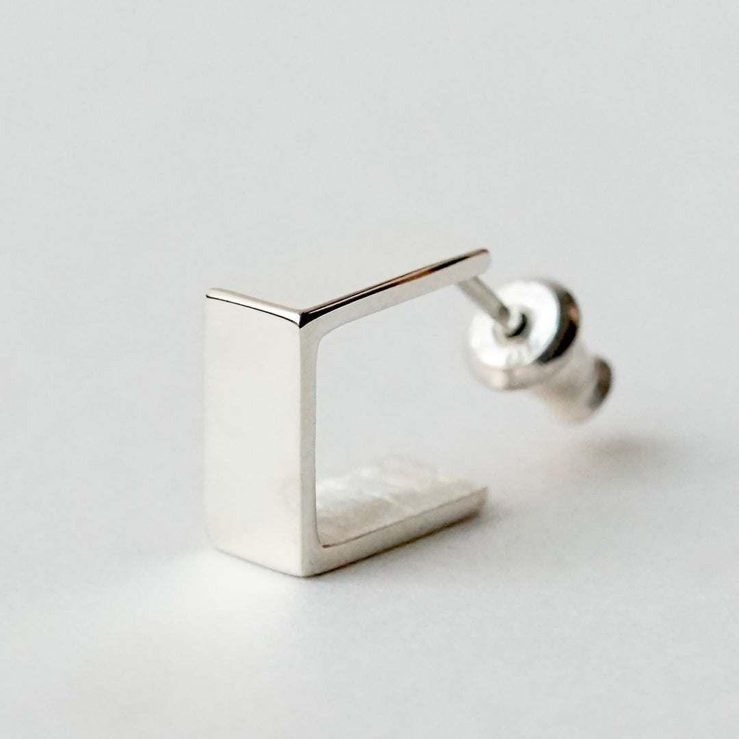 uM / 1/2CUBE PIERCED EARRING（um-hcP01 _SV） – Fuligo / Fuligoshed