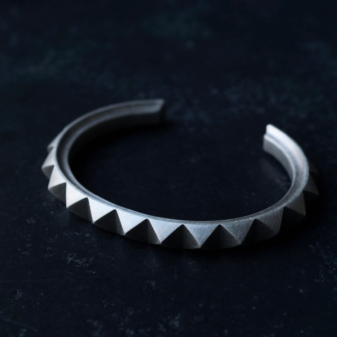 GIFTED / ＜Archive＞ SQUARE STUDS BANGLE – Fuligo / Fuligoshed