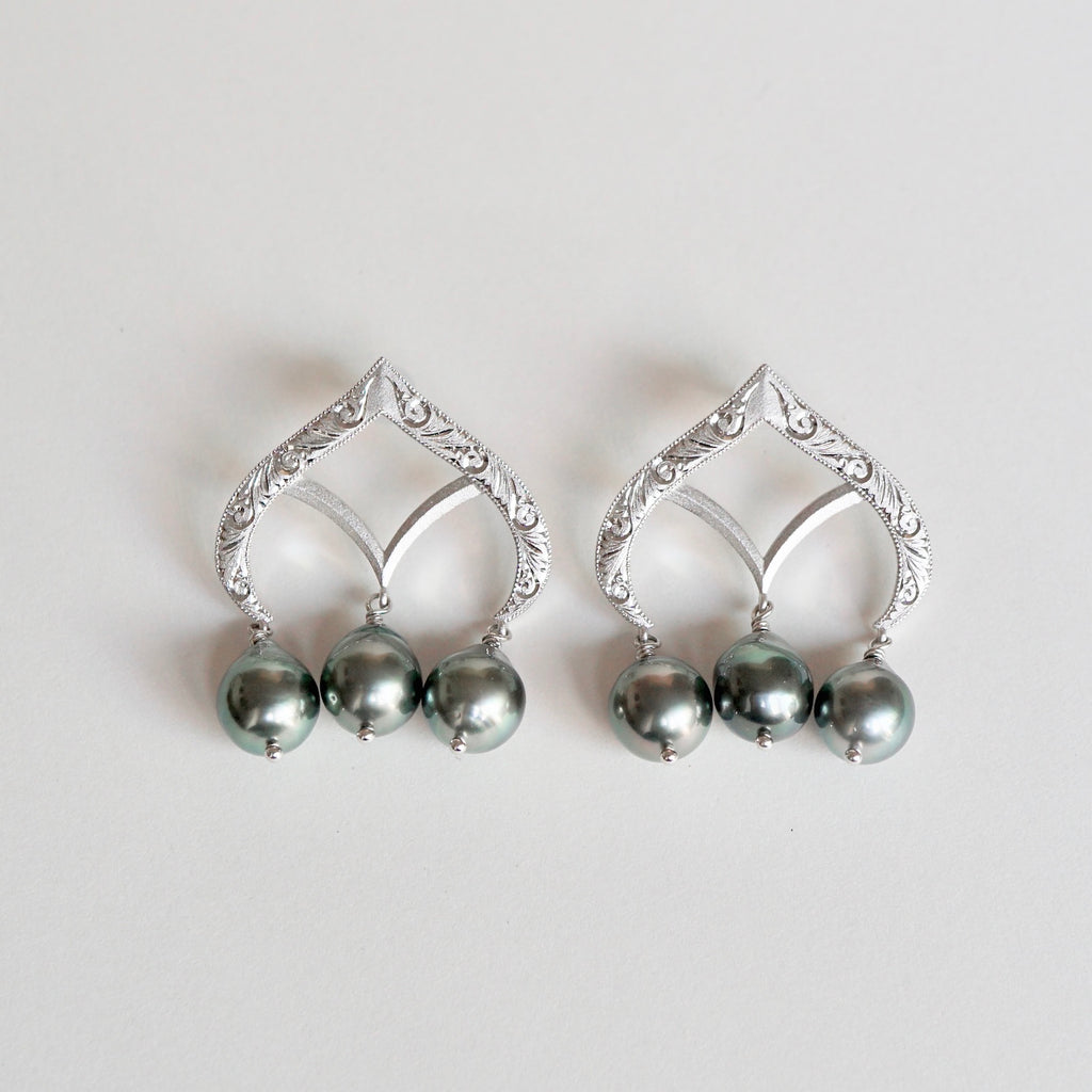 Kagann / Chandelier stud pierce 和彫り×黒蝶真珠