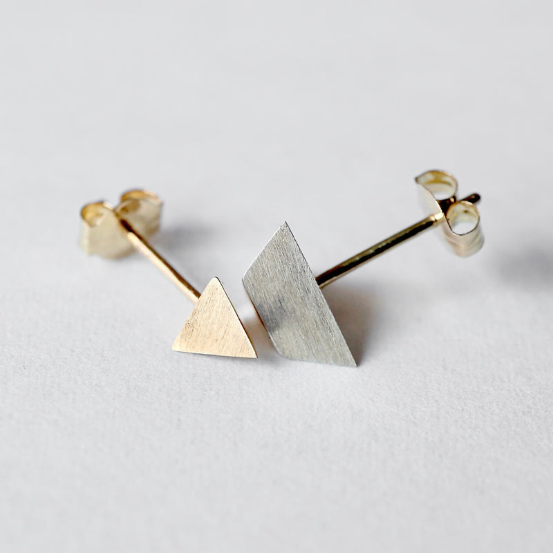 uM / SOLID CUT PIERCED EARRINGS triangle (um-scP02_CM)