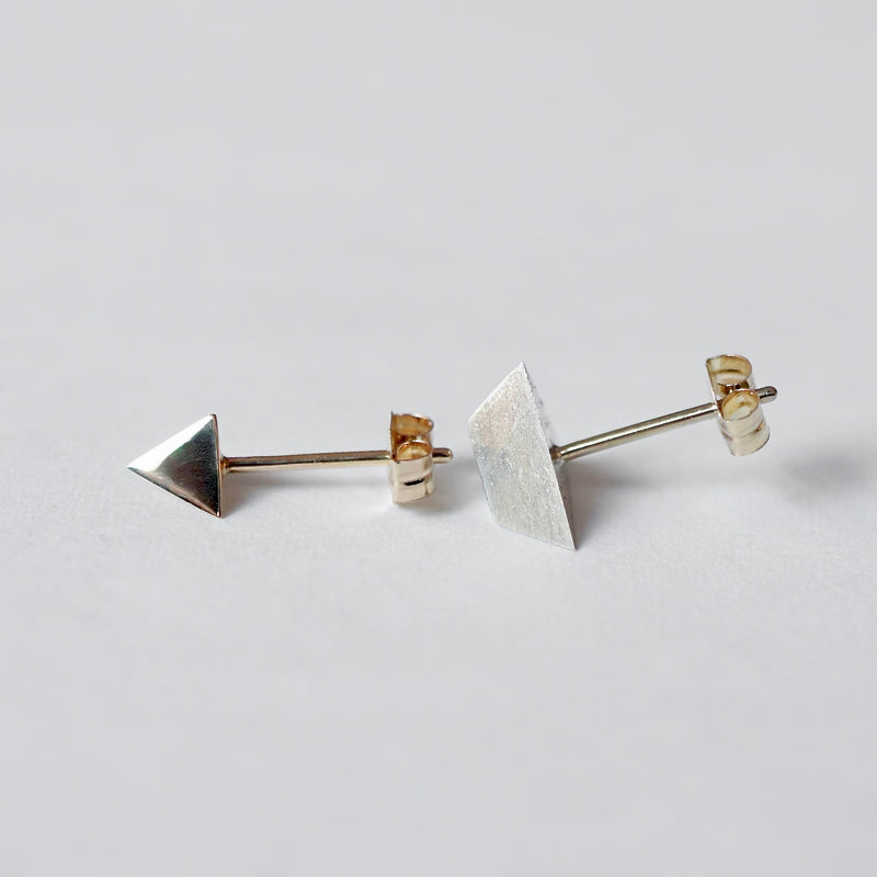 uM / SOLID CUT PIERCED EARRINGS triangle (um-scP02_CM)