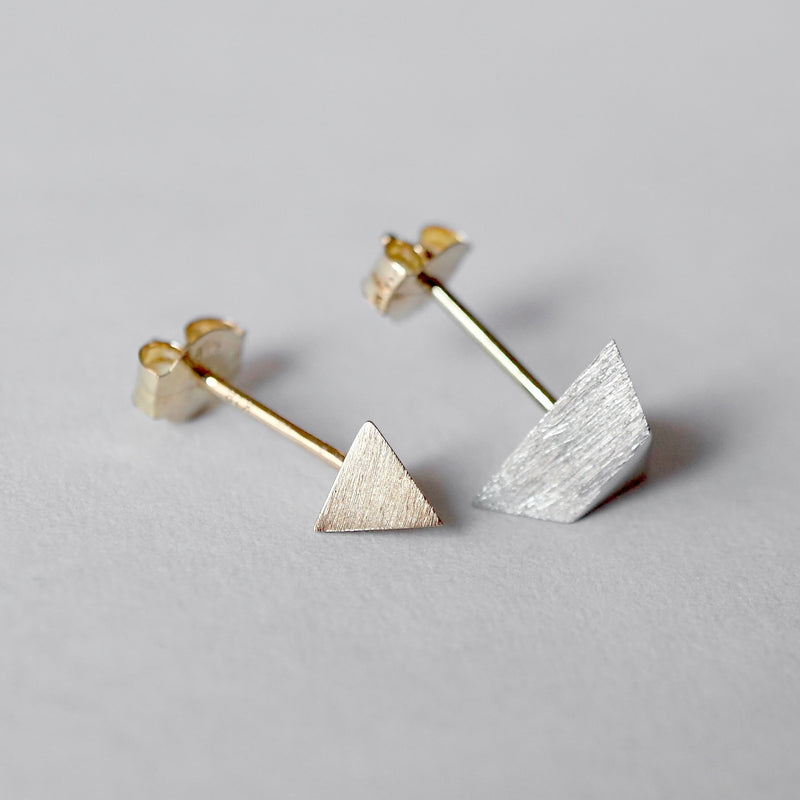 uM / SOLID CUT PIERCED EARRINGS triangle（um-scP02_CM）