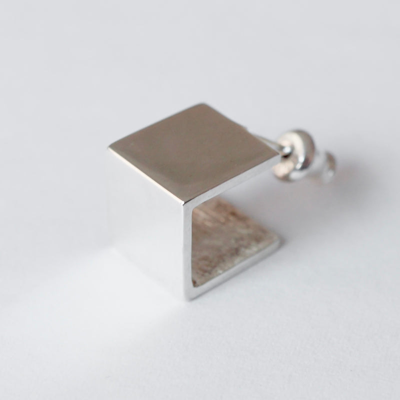 uM / CUBE PIERCED EARRING（um-cbP01 _SV）