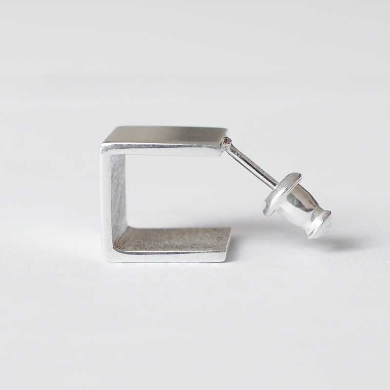 uM / CUBE PIERCED EARRING（um-cbP01 _SV）