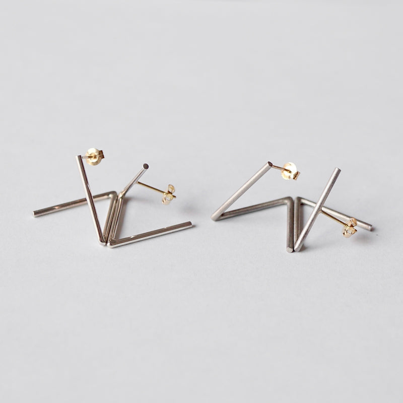 uM / DIVISION TRIANGLE PIERCED EARRINGS A（um-dvP03 _CM）