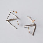 uM / DIVISION TRIANGLE PIERCED EARRINGS B（um-dvP04 _CM）