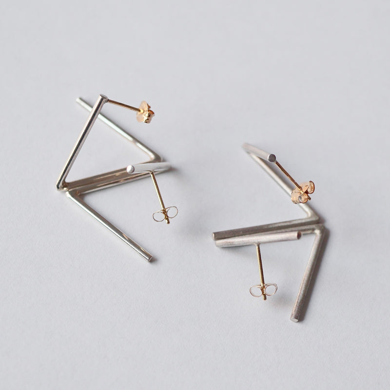 uM / DIVISION TRIANGLE PIERCED EARRINGS A (um-dvP03 _CM)