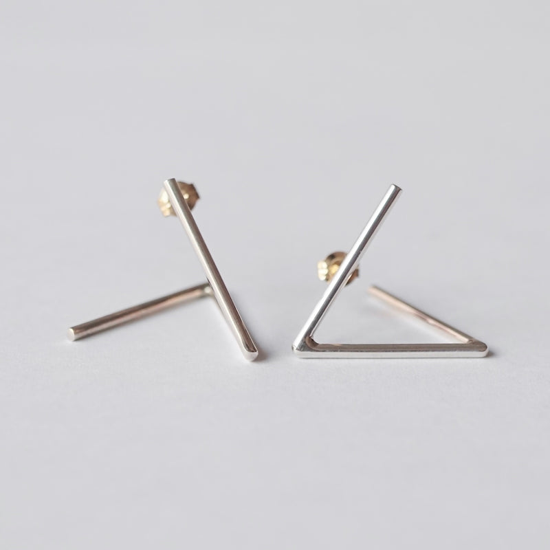 uM / DIVISION TRIANGLE PIERCED EARRINGS B（um-dvP04 _CM）