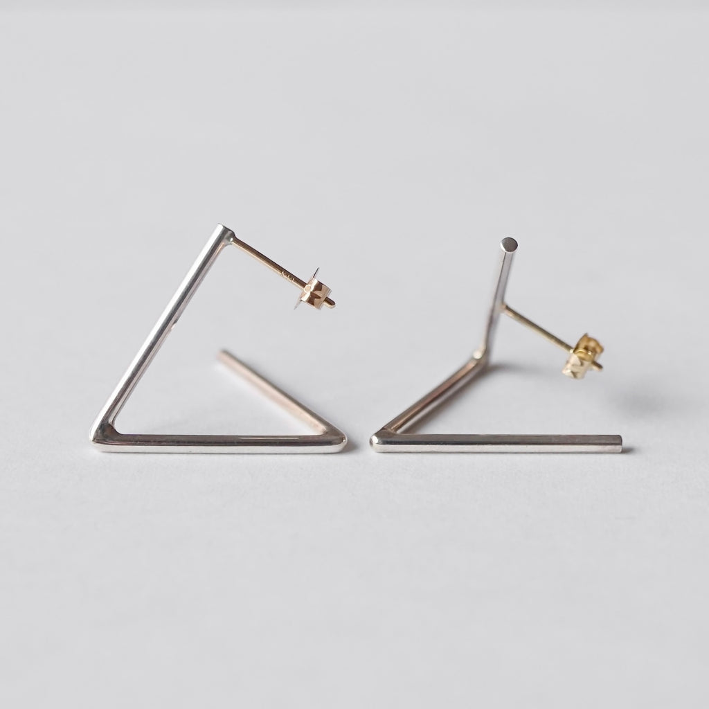 uM / DIVISION TRIANGLE PIERCED EARRINGS B（um-dvP04 _CM）