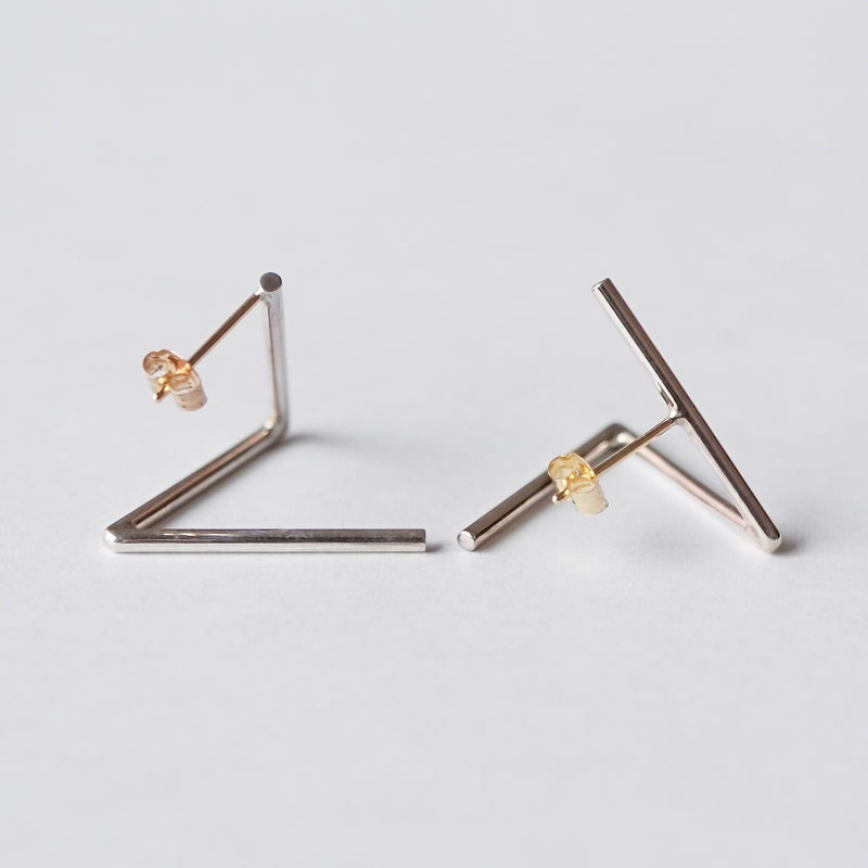 uM / DIVISION TRIANGLE PIERCED EARRINGS B（um-dvP04 _CM）