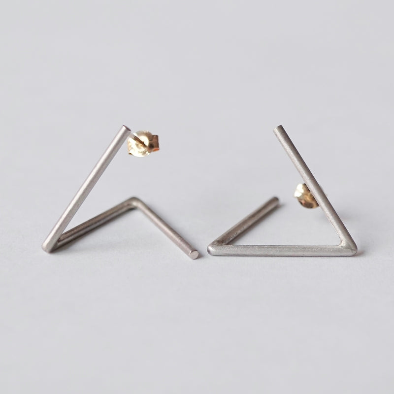 uM / DIVISION TRIANGLE PIERCED EARRINGS A（um-dvP03 _CM）